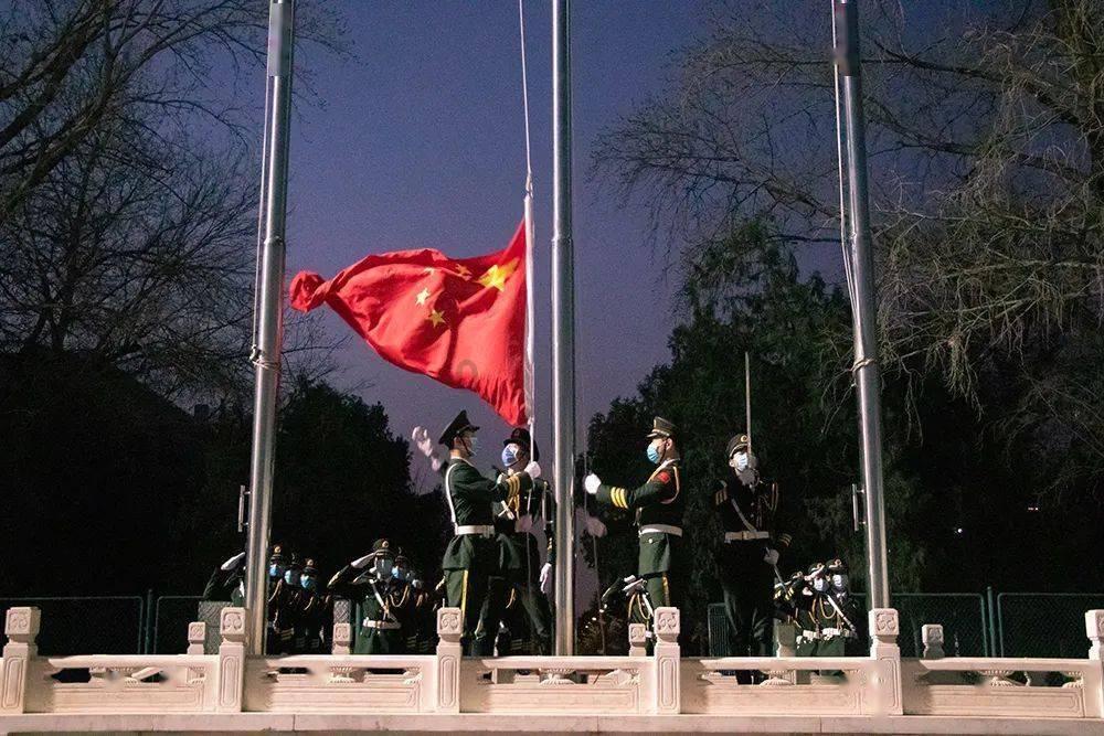 梦到去世的奶奶跟我说话还给我一大叠100元的冥币 我还拿去买了包烟！